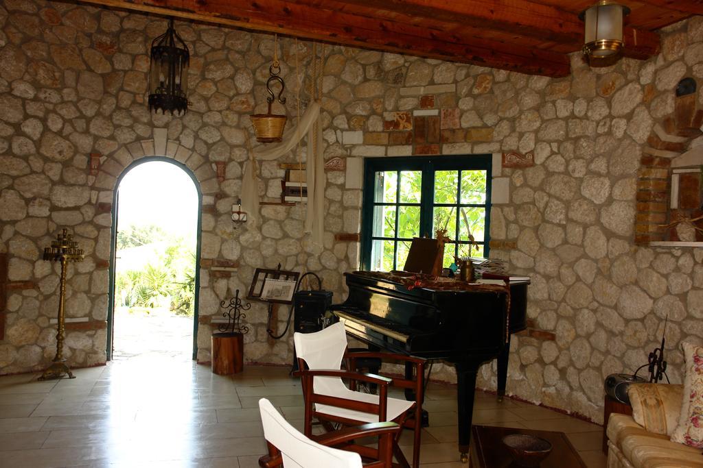 Vila Musician'S Round House & Castello Vátos Pokoj fotografie